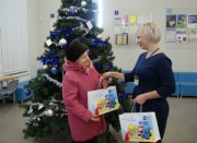 Почта России доставит подарки к Новому году одиноким пожилым людям